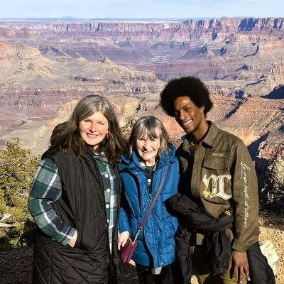 Happy guests 
								on a Grand Canyon tour from nearby Tusayan